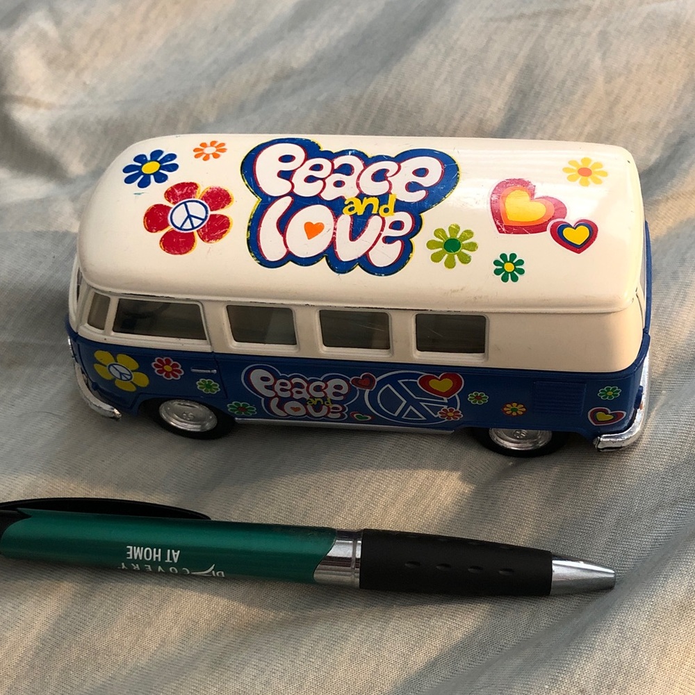 Flower Power Volkswagen Van - 1:32 Pull Back Action